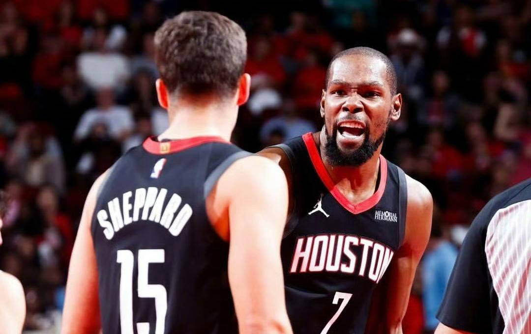 如何提升足球场上的无球跑动？（如何增强足球场上的无球跑动能力？）