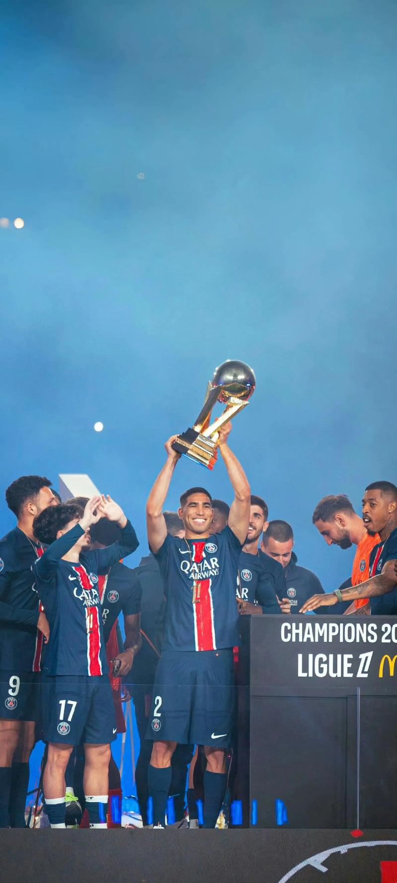 半场： 萨索洛2-1佛罗伦萨，曼德拉戈拉点射，沃尔帕托破门（半场战报：萨索洛2-1领先佛罗伦萨，曼德拉戈拉点球命中，沃尔帕托破门）