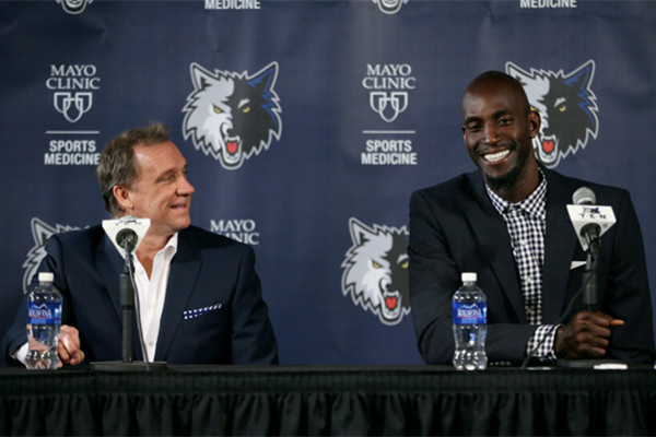 已成惯例，阿根廷足协主席赛前晒与梅西、德保罗合照（阿根廷足协主席赛前照例与梅西、德保罗合影）