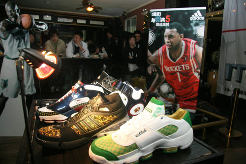 我懂用户晒视频：兰克尔趁队友客场比赛，去俱乐部偷队友的鞋（队友客场作战之际，兰克尔溜进俱乐部偷走队友球鞋）