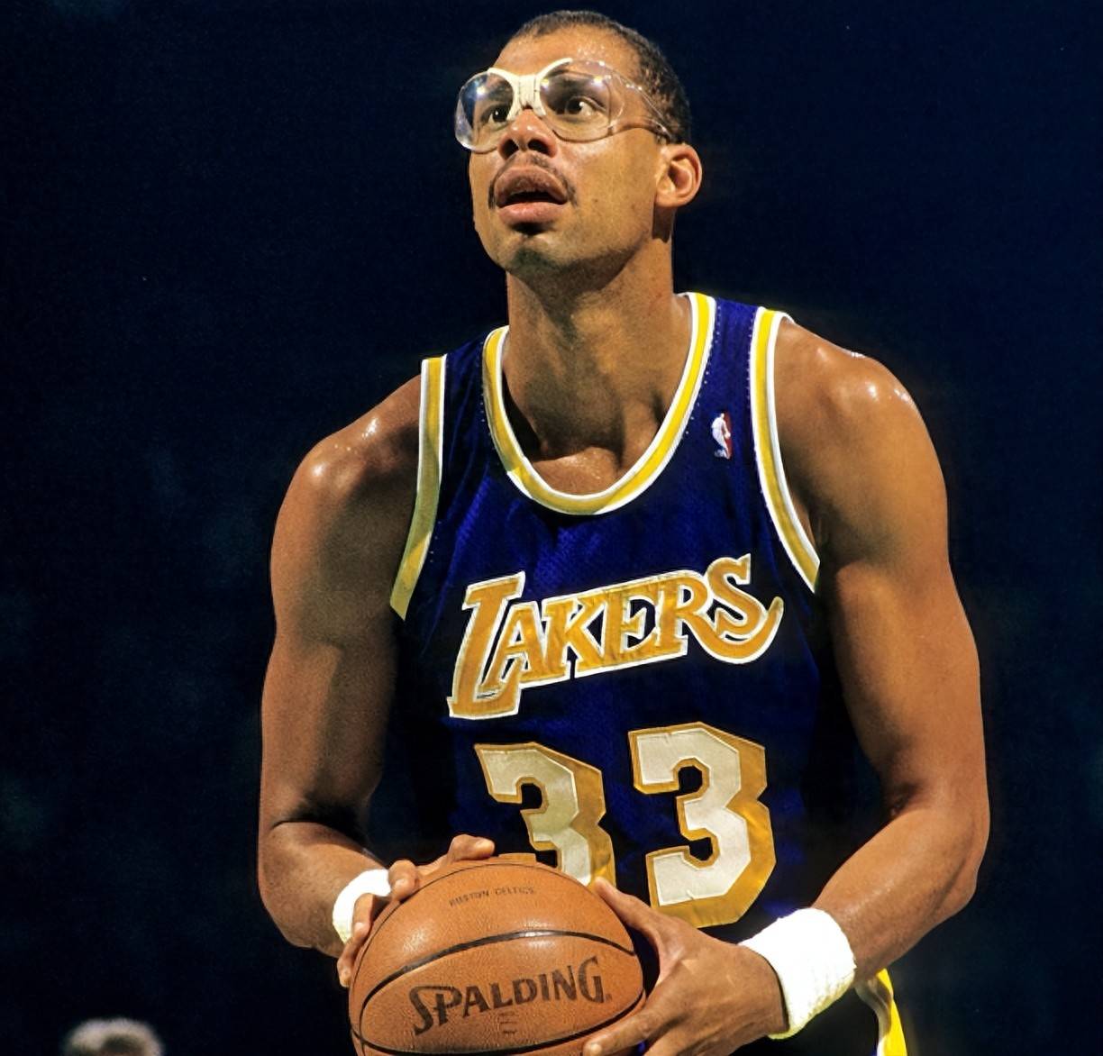 有传闻称雷吉隆未与前女友分手时就与现女友交往，被后者否认（网传雷吉隆与现任交往时尚未与前任分手，现女友辟谣）