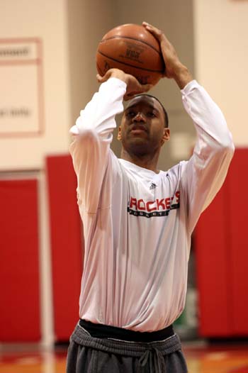 记者守候利物浦基地等待萨拉赫，斯洛特或派其出战国米（记者蹲守利物浦基地等萨拉赫，斯洛特或将让其出战国米）