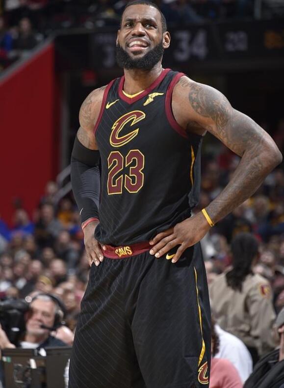 中国冰壶男队5连胜锁定循环赛前三 向米兰冬奥席位冲刺（中国冰壶男队豪取五连胜，稳居循环赛前三，冲击米兰冬奥名额）