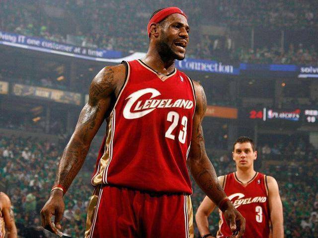 吉尔摩社媒晒照：手术成功，康复之路开始（吉尔摩社媒晒术后照：手术顺利，开启康复之旅）